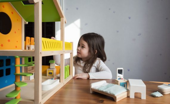 ילדה משחקת בבית בובות - להמחשת טיפול פסיכולוגי לילדים ונוער